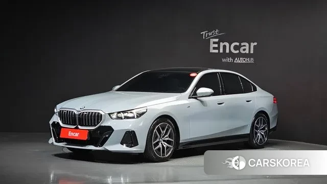 BMW 5 Series (G60) 2024 Серебристо-серый из Кореи