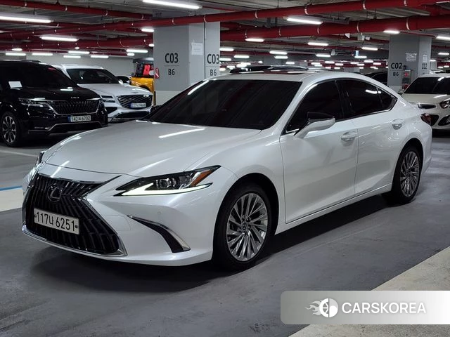 Lexus ES300h 7th generation 2024 Белый из Кореи