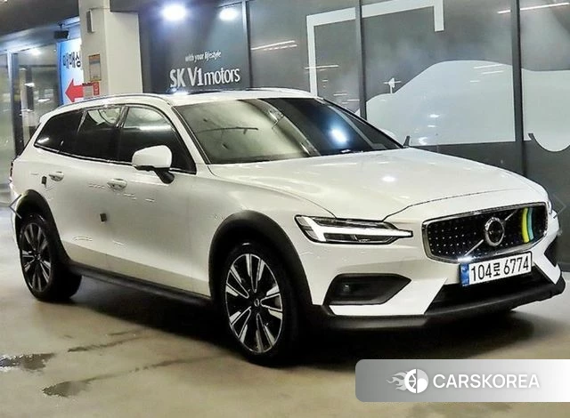 Volvo V60 Cross-Country 2nd Generation 2023 Белый из Кореи