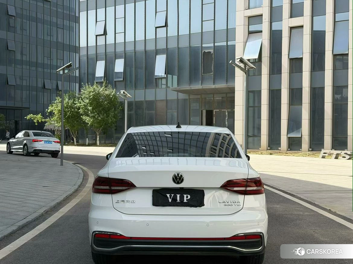 Volkswagen Lavida 2023 Белый из Китая