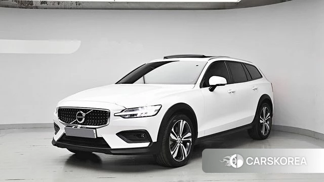 Volvo V60 Cross-Country 2nd Generation 2019 Белый из Кореи