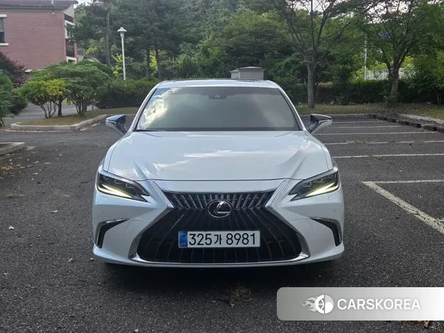 Lexus ES300h 7th generation 2023 Белый из Кореи