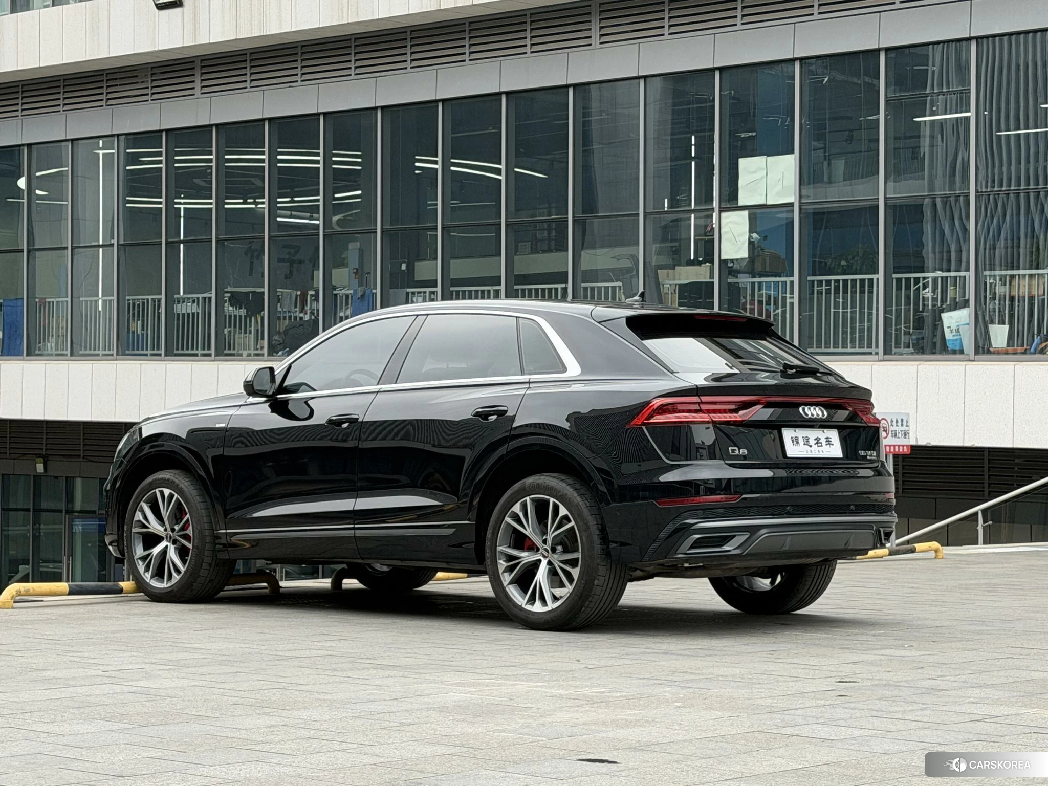 Audi Q8 2020 Черный из Китая