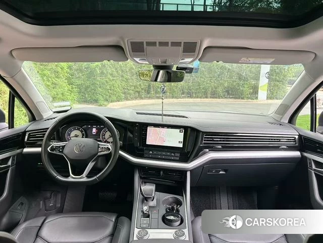 Volkswagen Touareg 2023 Темно-серый из Китая