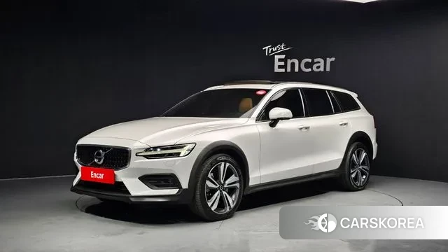 Volvo V60 Cross-Country 2nd Generation 2021 Белый из Кореи