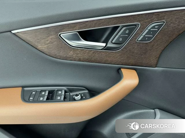 Audi Q7 2023 Черный из Китая