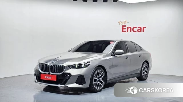 BMW 5 Series (G60) 2025 Песочный из Кореи