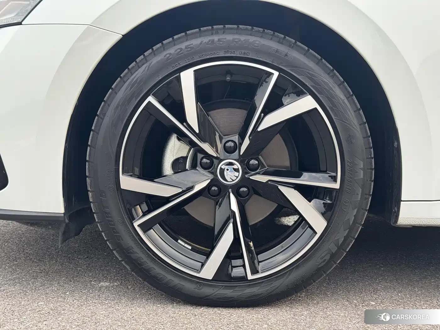 Skoda Octavia 2023 Белый из Китая