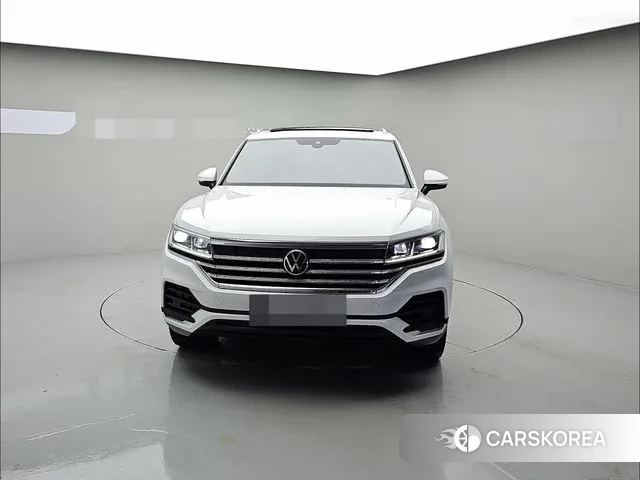 Volkswagen Touareg 3rd generation 2021 Белый из Кореи