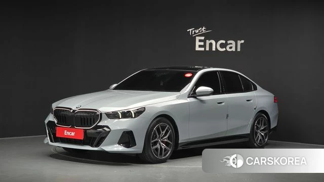 BMW 5 Series (G60) 2025 Серебристо-серый из Кореи