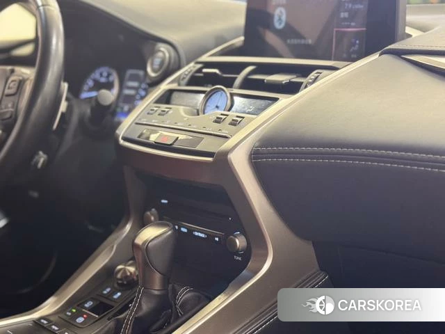 Lexus NX 2019 Серебристо-серый из Китая
