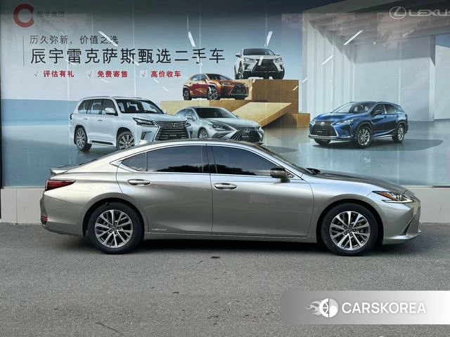 Lexus ES 2022 Серебристо-серый из Китая