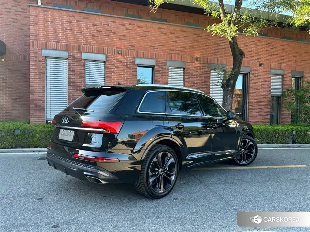 Audi Q7 2026 Черный из Китая
