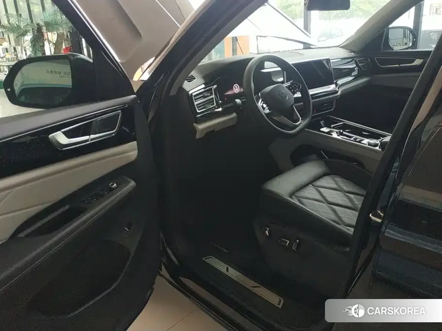 Volkswagen Touareg 2024 Черный из Китая