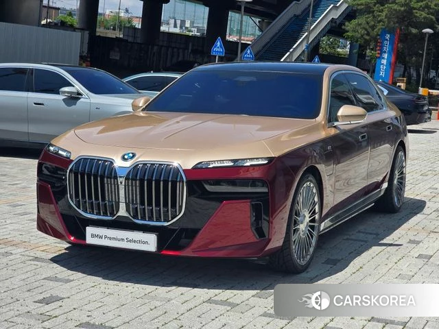 BMW 7 Series (G70) 2024 Светло-серебряный цвет из Кореи