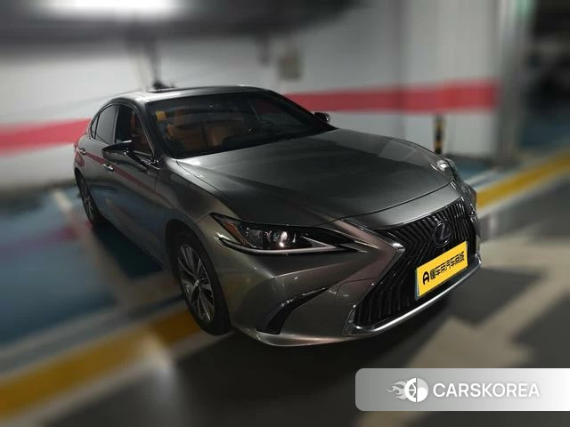 Lexus ES 2021 Серебристо-серый из Китая