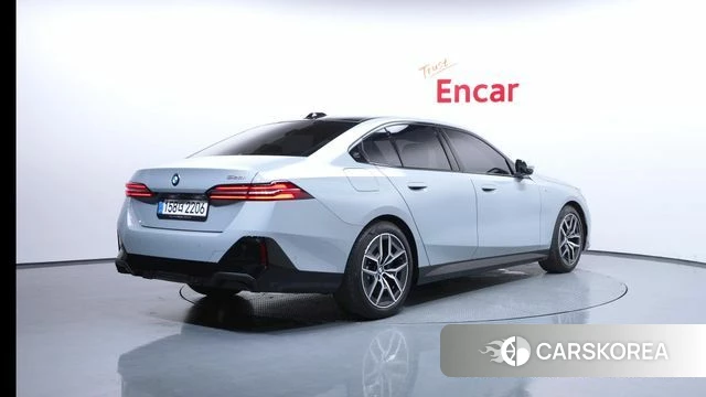 BMW 5 Series (G60) 2025 Светло-серебряный цвет из Кореи
