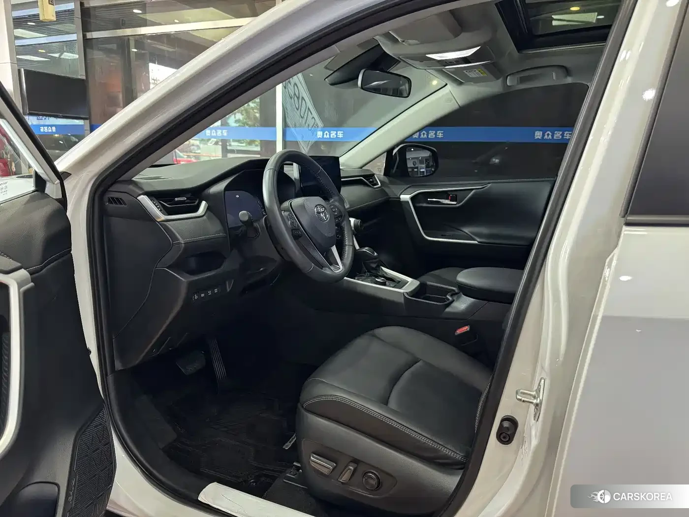 Toyota RAV4 2023 Белый из Китая