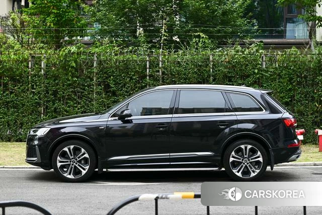 Audi Q7 2021 Черный из Китая