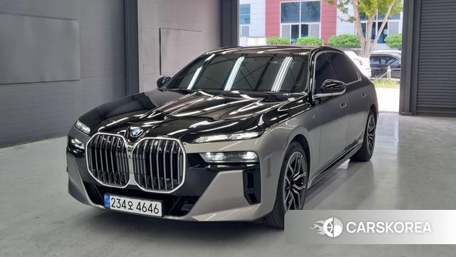 BMW 7 Series (G70) 2023 Серебряный двухцветный из Кореи