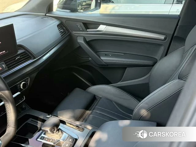 Audi Q5L 2022 Темно-серый из Китая