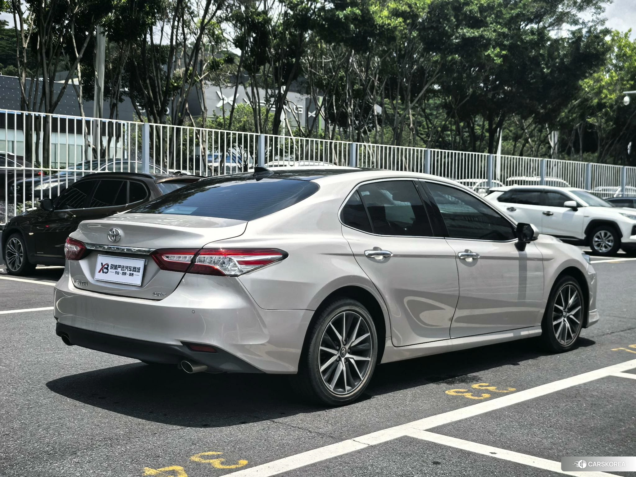 Toyota Camry 2021 Серебристо-серый из Китая