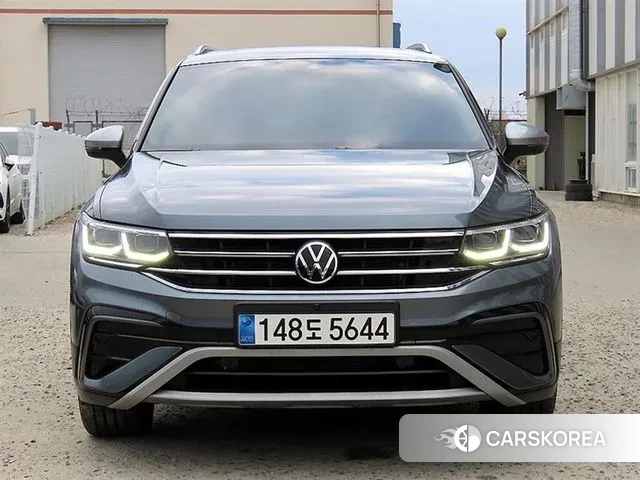 Volkswagen Tiguan Allspace 2023 Серебристо-серый из Кореи