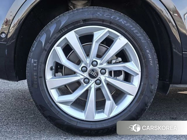 Audi Q5L 2021 Черный из Китая