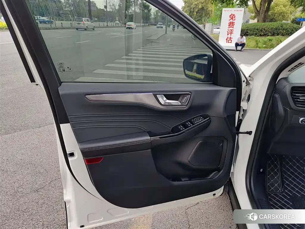 Ford Escape 2023 Белый из Китая, фото 2
