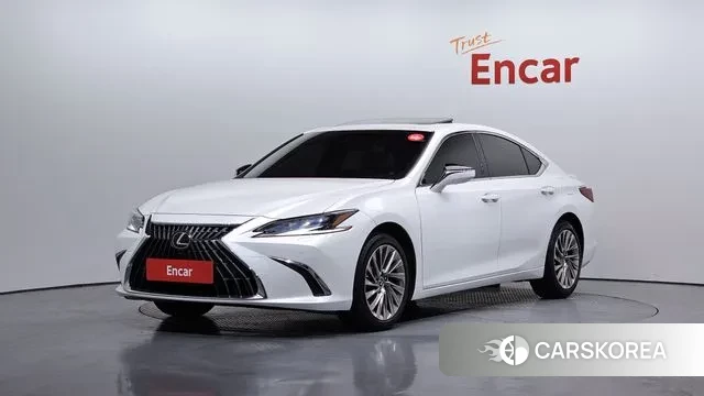 Lexus ES300h 7th generation 2024 Белый из Кореи