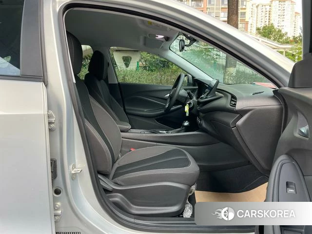 Buick Weilang 2023 Серебристо-серый из Китая