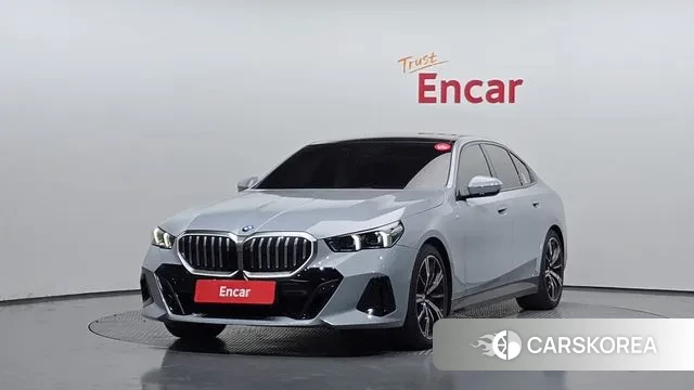 BMW 5 Series (G60) 2024 Серебристо-серый из Кореи