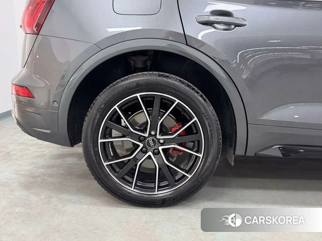Audi Q5L 2023 Темно-серый из Китая