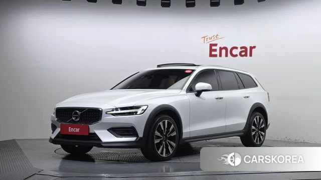Volvo V60 Cross-Country 2nd Generation 2021 Белый из Кореи