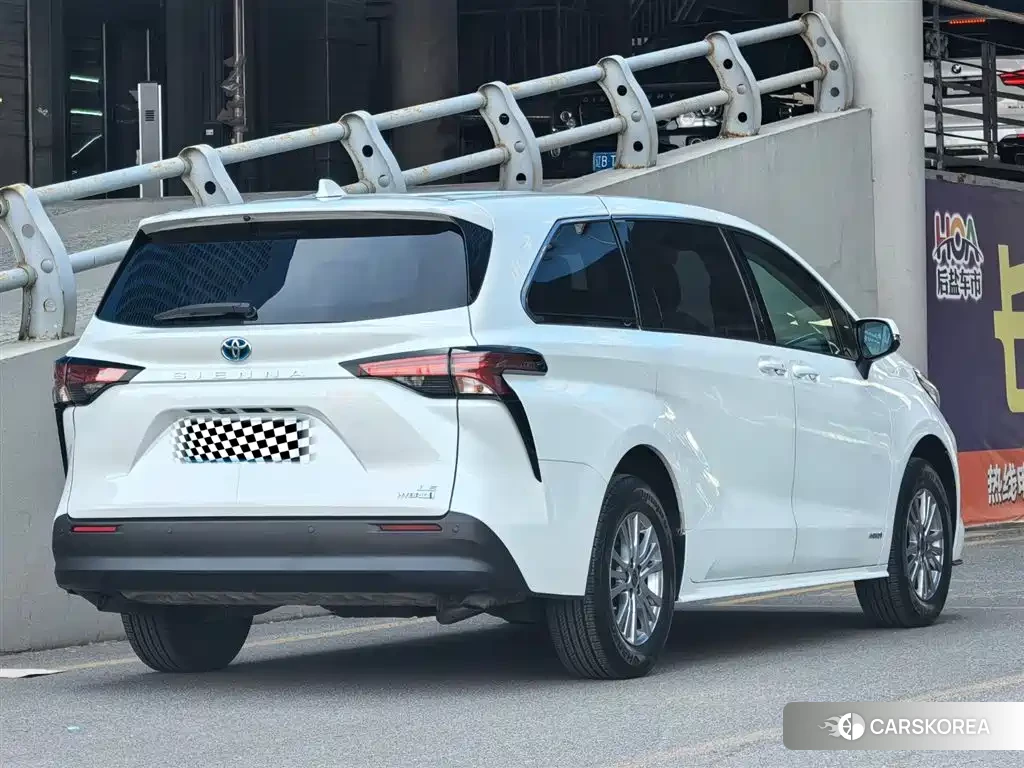 Toyota Sienna 2023 Белый из Китая