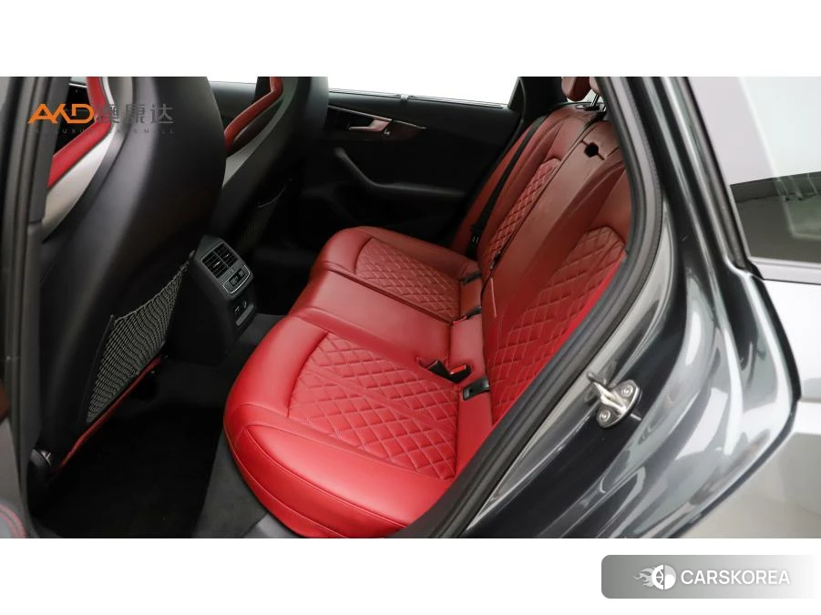 Audi S4 2023 Темно-серый из Китая