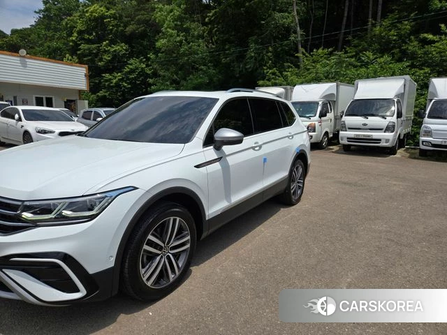 Volkswagen Tiguan Allspace 2023 Белый из Кореи