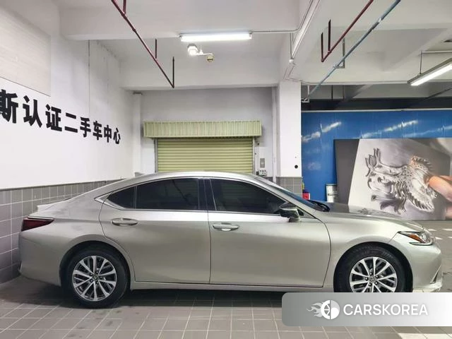 Lexus ES 2022 Серебристо-серый из Китая