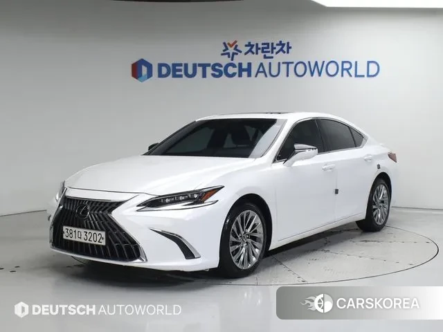 Lexus ES300h 7th generation 2023 Белый из Кореи