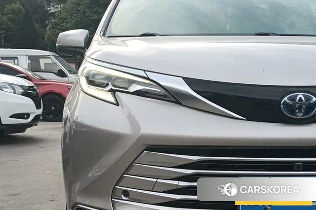 Toyota Saina 2022 Серебристо-серый из Китая