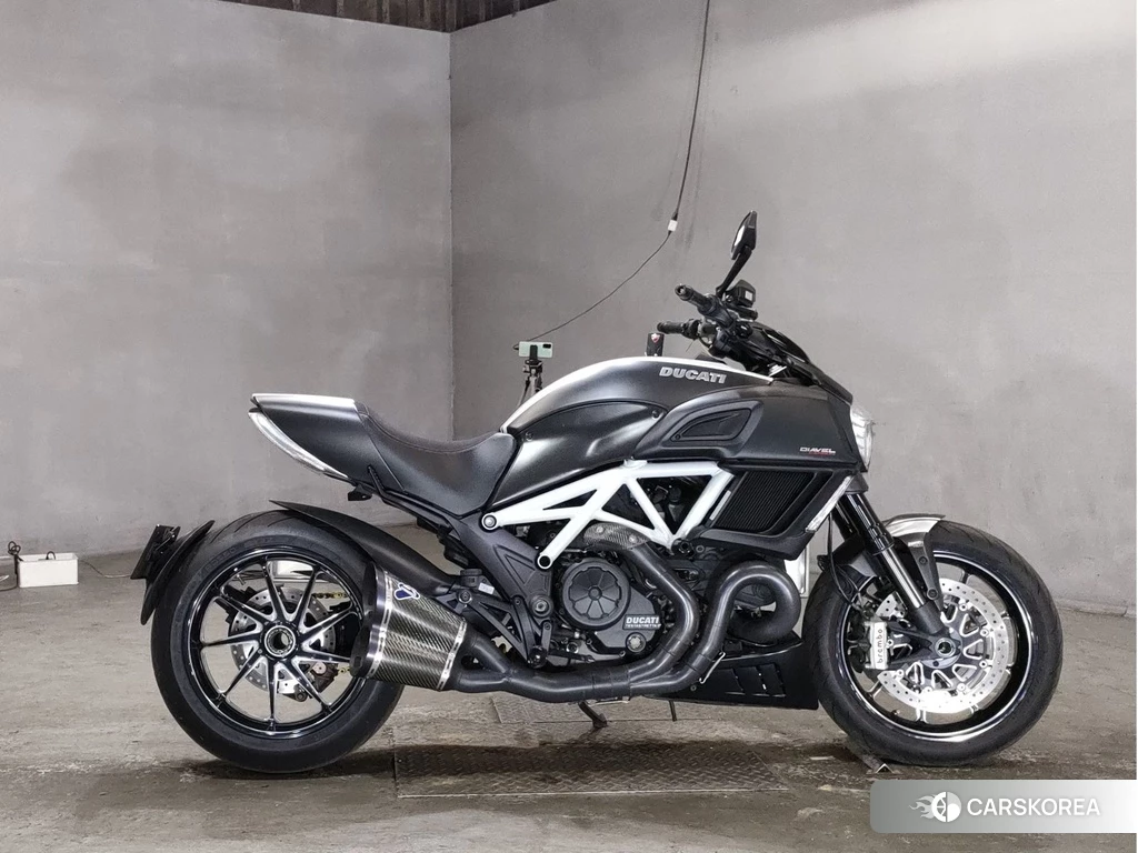 Проданный Ducati DIAVEL CARBON 2015 из Японии