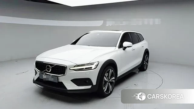 Volvo V60 Cross-Country 2nd Generation 2021 Белый из Кореи