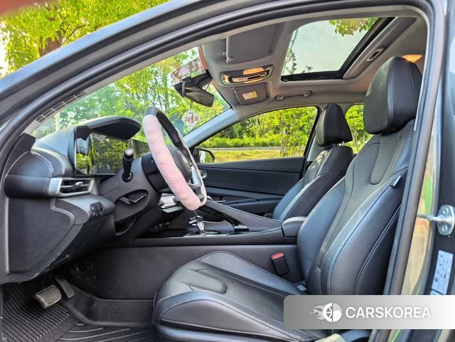 Hyundai Elantra 2024 Серебристо-серый из Китая