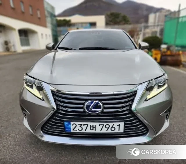 Lexus New ES300h 2018 Серебристо-серый из Кореи