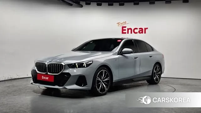 BMW 5 Series (G60) 2025 Светло-серебряный цвет из Кореи