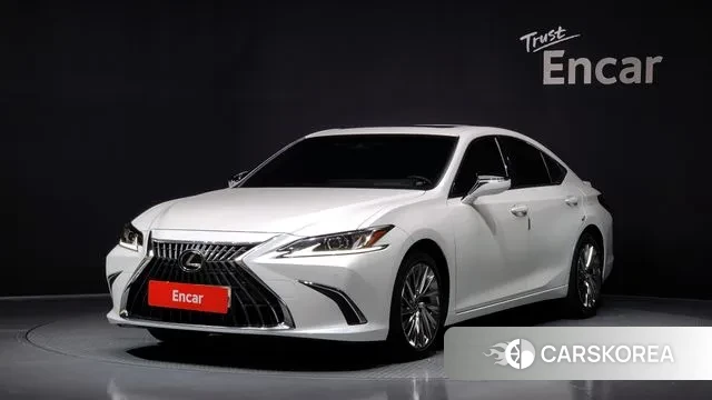 Lexus ES300h 7th generation 2023 Белый из Кореи