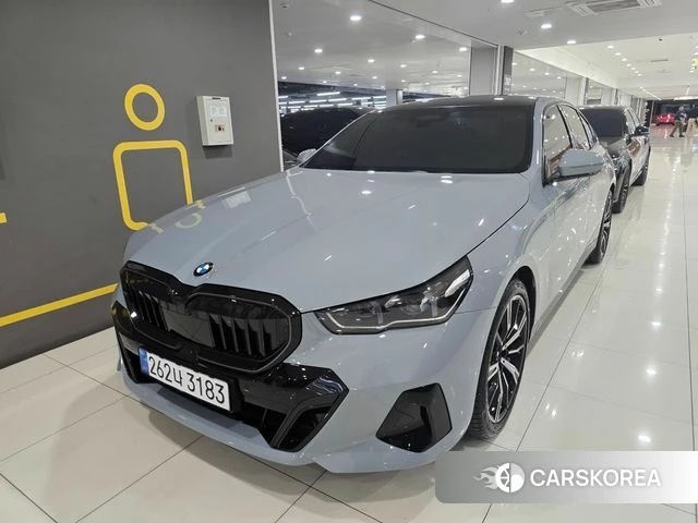 BMW 5 Series (G60) 2025 Цвет галактики из Кореи