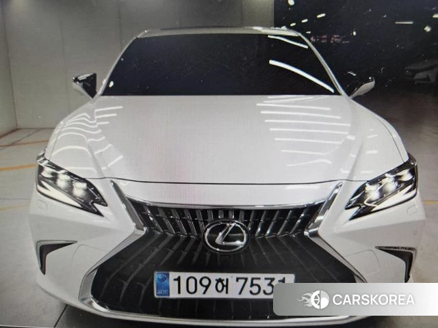 Lexus ES300h 7th generation 2024 Белый из Кореи