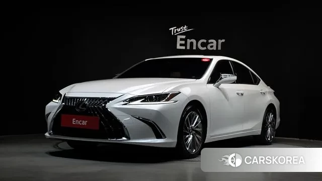 Lexus ES300h 7th generation 2023 Белый из Кореи
