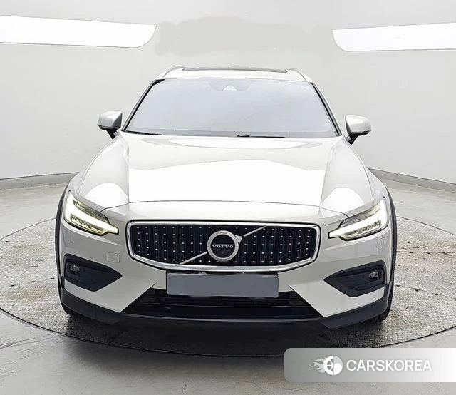 Volvo V60 Cross-Country 2nd Generation 2019 Песочный из Кореи